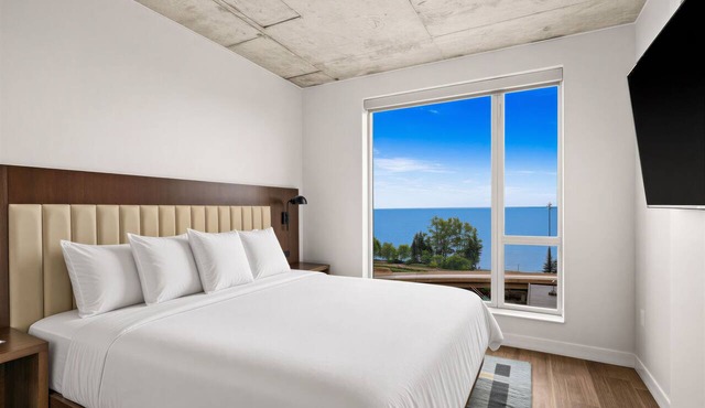 Large Corner 2 Bedroom/2 Bath Unit with Floor to Ceiling Lake Superior Views in Duluth