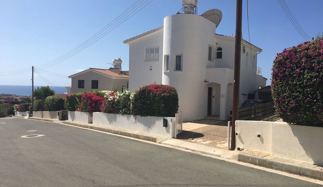 Large detached family Villa with private pool and beautiful gardens, full a/c. in Peyia
