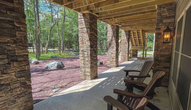 Ledgestone Lodge, Private Chalet for Large Group and Family Gatherings near JFBB in Lake Harmony