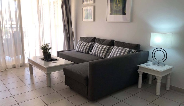 Limnaria: Modern 1 Bed, Pool Views, 5min To Beach in Paphos
