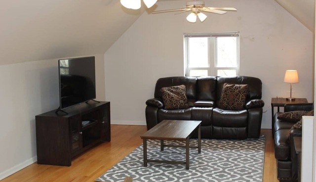 Lincoln Park Living - 3 Queen Beds - Sleeps 6! in Chicago