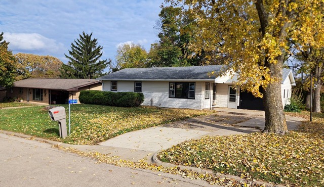 Location! Large Home w/Country Views, Entertainment, Dubuque in Dubuque