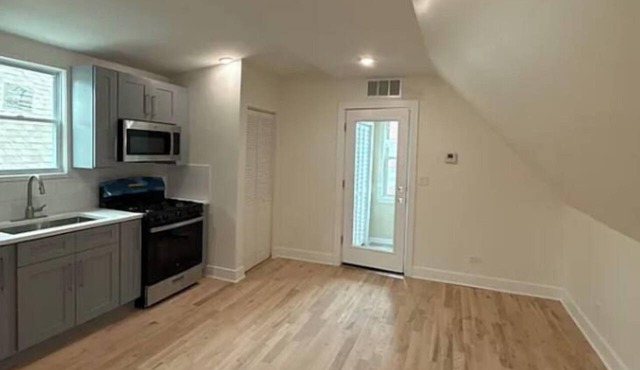 Logan Sq Apt | King Bed | Games | Near Blue Line in Chicago