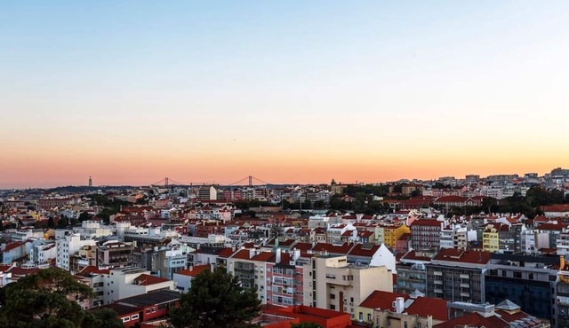 Lovely 2-Bed Apt Overlooking Lisbon Skyline in Lisbon