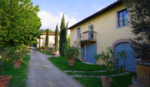 Lovely apartment in villa with pool, WIFI, TV, patio and panoramic view, close to San Gimignano in Poggibonsi