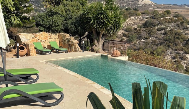 Lovely Peyia Villa. Wifi, Private Pool, full TV package. Village/beach nearby in Peyia