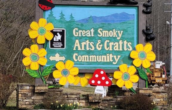 LOWEST PRICES OF THE YEAR Enjoy the Smoky Mountains AN ENTIRE HOME Sleeps 10 Pet friendly in Sevierville