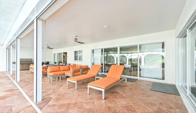 Luxurious Naples Home. Heated Pool. Mins to Beach. in Naples