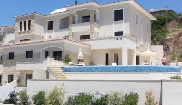 Luxurious, top floor apartment with infinity pool. and stunning panoramic views