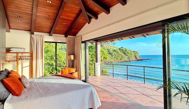 Luxury Beachfront Villa: Pool/Gym/WIFI in San Juan del Sur