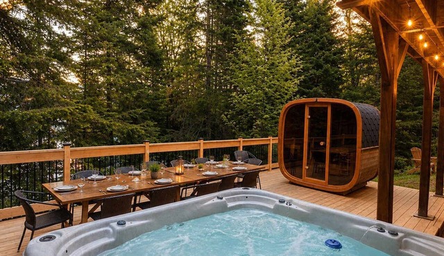 Luxury chalet retreat Wood fire, Hot Tub & Sauna in Saint-Adolphe-d'Howard