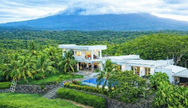 Luxury Lakeview Home with Pool Nature Retreat for Groups in charming Granada in Granada