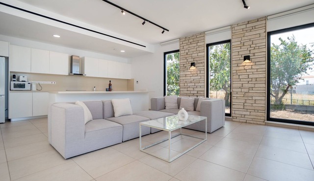 Luxury Oasis Villa - Four Bedroom Villa, Sleeps 8