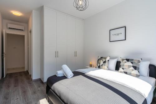 Miles 2-Bedroom Apt in Livadia in Livadhia