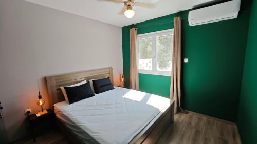 Modern 1-bedroom home in Larnaca with a private garden ideal for long stays and remote work in Larnaca
