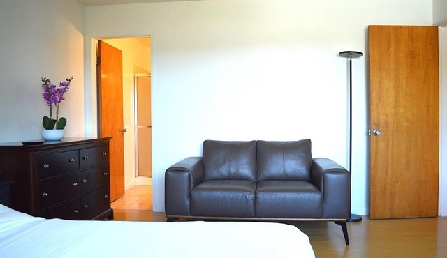 Modern 3 Bedroom Suite with AC for Family and Work group in Albany