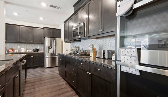Modern 3000 sqft 5-BR House, Gated Yard, Garage in Menifee