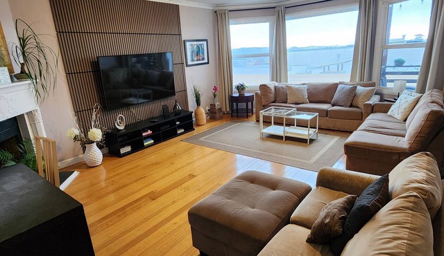 Modern, Chic, 3bedroom/2bath, Patio, GGB/City views,snacks/instant breakfast. in SF