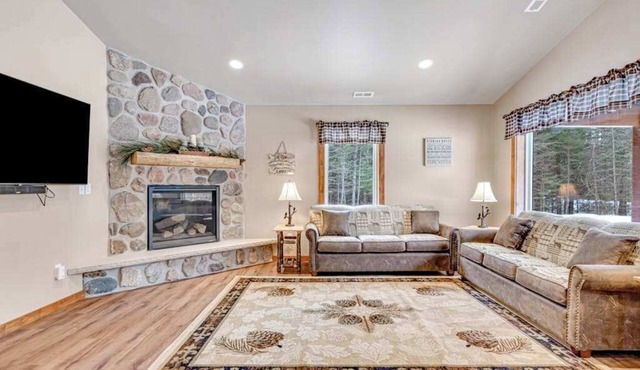Modern dog-friendly cabin w/hot tub, gas fireplace, patio, grill, & washer/dryer in Conover