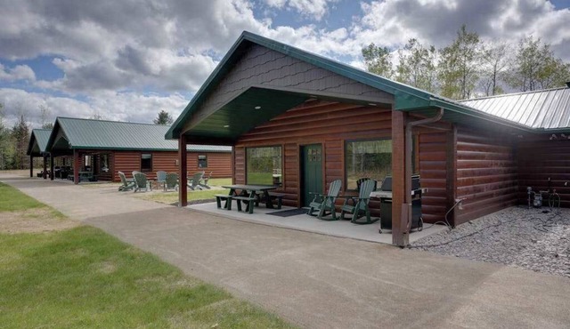 Modern dog-friendly cabin with hot tub, gas fireplace, patio, grill, & washer/dr in Conover