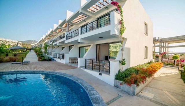 Modern studio: Relaxation with pool & sea view