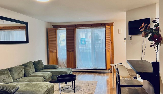Mont-Royal St. West. Studio Condo Facing Jeanne-Mance Park, calm and peaceful in Montréal