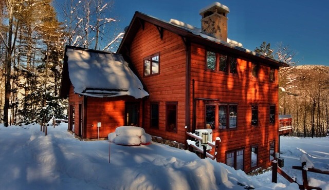 Mountain Brook Lodge a spectacular house, A/C 6 miles from Killington Resort access to Pico Fitness Center and Pool The Killington golf course and Green Mountain National Golf Course are just a few minutes from this location. in Killington