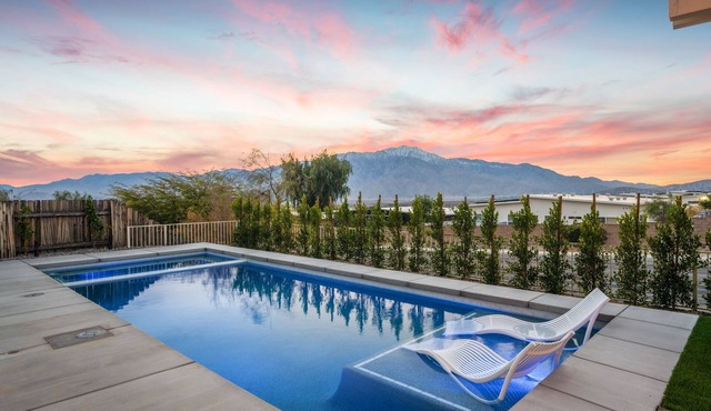 Mountain View house w/Giant SPA, Poker table, games, BBQ, lots of entertainment! in Desert Hot Springs