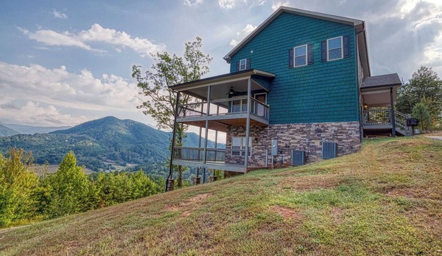 Mountain Views for 14, Hot Tub, Game Room, Theater | Community Pool, Peaceful Wears Valley Home, 30 Mins to Dollywood and Gatlinburg, 24 Hr Hospitality in Sevierville