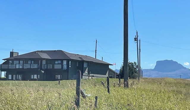 MountainView luxury Waterton stargazing escape! in Mountain View