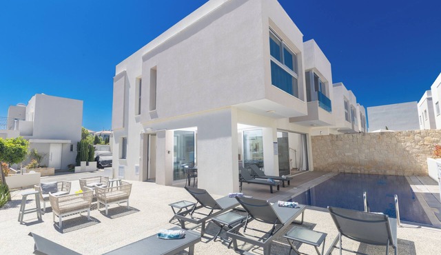 New, 4 Bedroom Villa with private pool