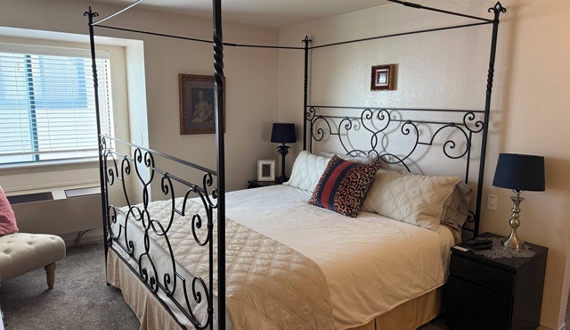 New King size bed, pool, laundry in-unit, super clean in Greenwood Village