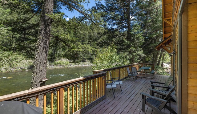 New! Riverfront retreat! Wood Stove! Large Porch! in Gallatin Gateway