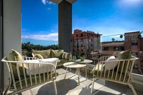 Oasis 301 Gorgeous Modern 2-Bed Complex Pool