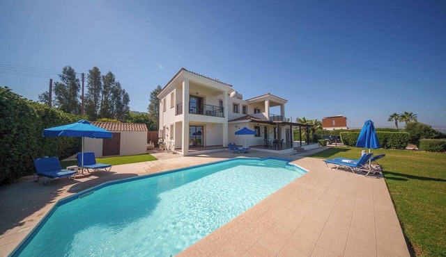 Ocean Breeze-Seafront Villa in Agia Marina Chrysochous
