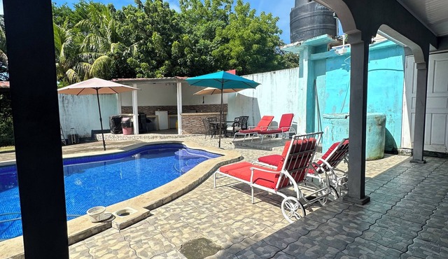 Ocean Eyes Pool House- Charming 3-bedroom house with WiFi & AC in Quizala in Quizala