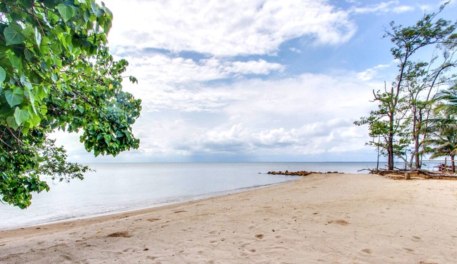 Oceanfront cabana with private beach, amazing sea view, hammock & partial AC in Dangriga