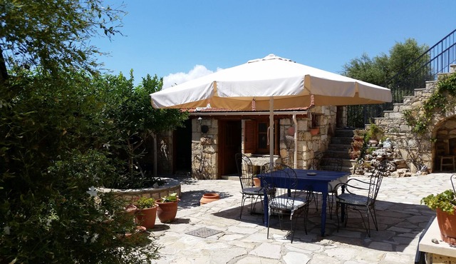 Old Stone Villa 3 Beds with access to restaurant/cafe and shared pool in Anogyra