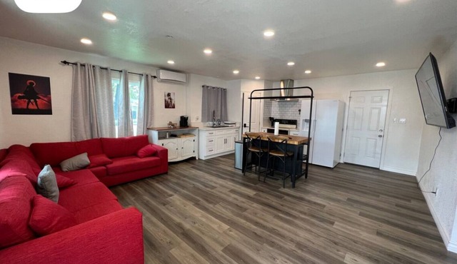 Open concept modern home: about 20 minutes or less to Disney,Malls, Beaches, etc in Santa Ana