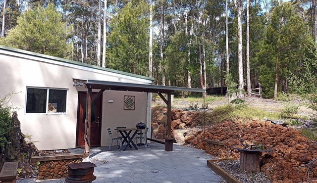 Peaceful relaxing Getaway in Karri Forest bordering a Nature Reserve. in Kentdale