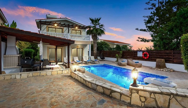Peyia View - 5 Bed Villa-Walk to Village-Newly Renovated-Private Pool-IPTV- Studio