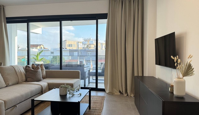 Phaedrus Living White Hills Suites City View in Aglantzia