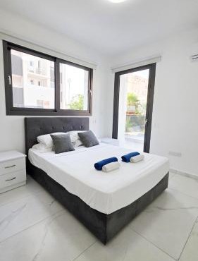 Poolside Lux Apartment in Larnaca