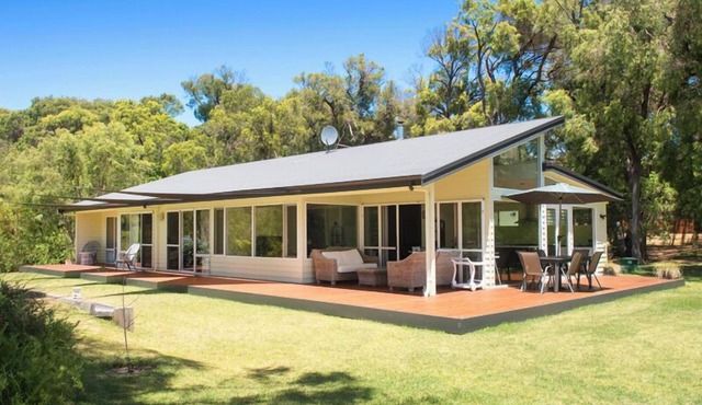 Prevelly Beach Retreat | Walk to the Beach! in Prevelly