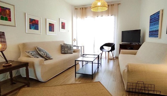 Prime Location - City & Beach - Fast Internet 100-25 mbps - Spacious & Cozy in Larnaka