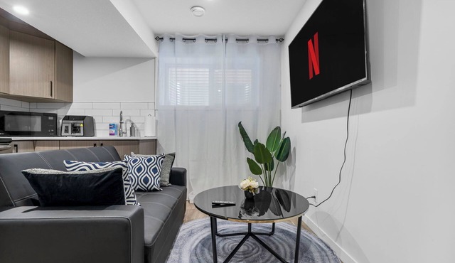 Private 2BR Basement Pet-Friendly Near WEM Free Parking Near Ravines Trails in Northwest