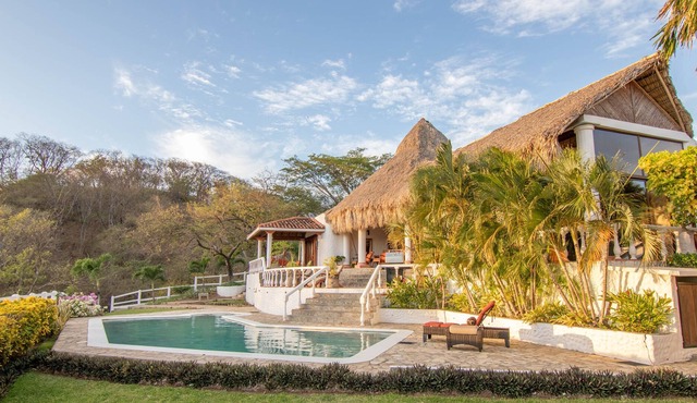 Private home with stunning views -La Vista al Mar in Tola