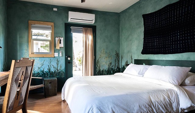 Professionally designed, centrally located to wineries and red rocks, premium bedding for a positive reset. Dogs Welcome. in Cornville