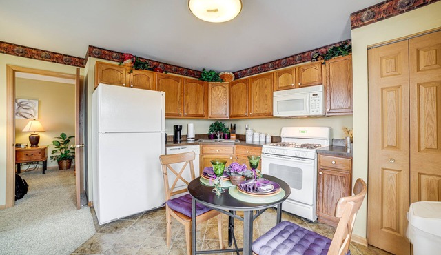 Quaint Park Forest Apartment - Near Golf Courses! in Park Forest