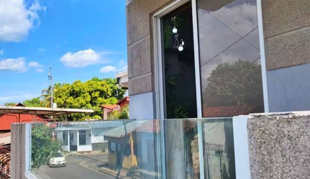 Ramos Studio - All you need in León: Relax with AC, WiFi &Hot Water +Garage in León